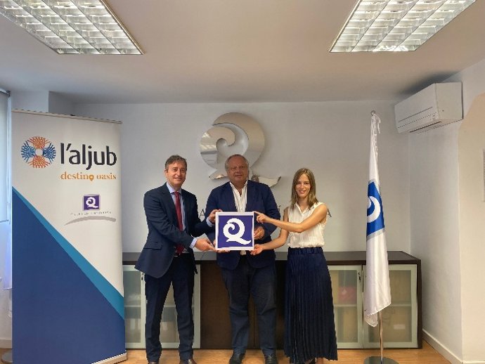 Entrega del certificado "Q de Calidad Turística" al centro comercial L'Aljub por parte del Instituto para la Calidad Turística Española (ICTE).