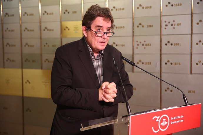 El director del Instituto Cervantes, Luis García Montero, interviene en la entrega del legado in memoriam de su abuelo en la Caja de las Letras, a 17 de junio de 2021, en Madrid (España). El legado "in memoriam" del escritor Miguel de Unamuno se depos