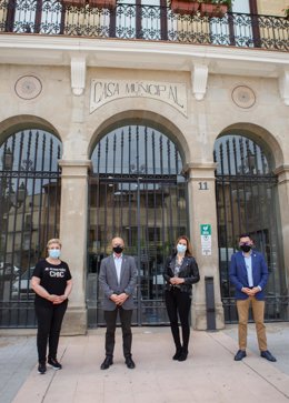 Archivo - La teniente de alcalde, Gloria Olcoz, el consejero Bernardo Ciriza y la alcaldesa de Falces, Sara Fernández, junto al director general de  Administración Local y Despoblación, Jesús Mari Rodríguez