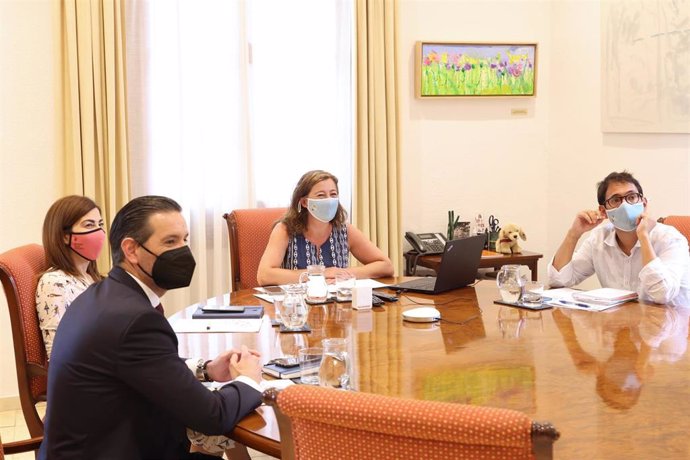 La presidenta del Govern, Francina Armengol, en la reunión telemática con el presidente del operador turístico italiano Gruppo Alpitour, Gabriele Burgio.