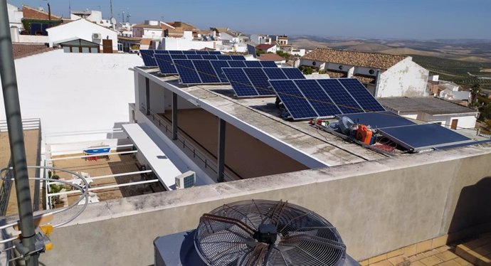 Archivo - Una instalación de placas solares.