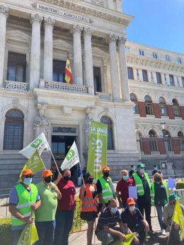 Agricultores de La Unió se concentran en Madrid ante el Ministerio de Agricultura para reclamar un futuro digno para el campo valenciano
