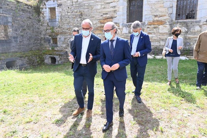 El consejero de Cultura y Turismo, Javier Ortega, durante la inauguración en el Monasterio de San Pedro de Montes de Valdueza del curso de verano.