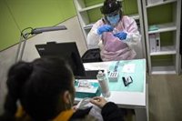 Sanidad asegura que va a "trabajar" para que los test de antígenos en farmacias tengan un "precio asequible"