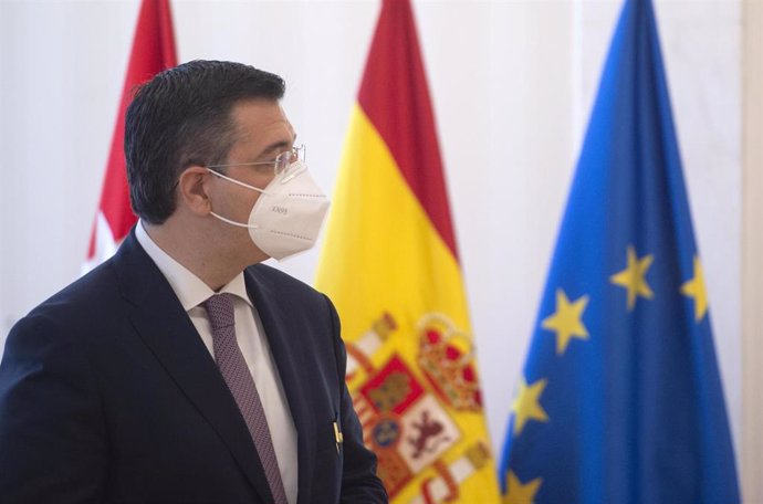 El presidente del Comité Europeo de las Regiones, Apostolos Tzitzikostas, tras recibir la Medalla Internacional de la Comunidad de Madrid en la Real Casa de Correos de Madrid, a 24 de junio de 2021, en Madrid (España). 