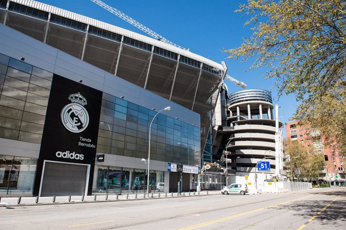 Archivo - Fachada del Estadio Santiago Bernabéu, que funcionará como centro de aprovisionamiento y distribución de productos sanitarios dirigidos a la lucha contra la pandemia del COVID-19, en Madrid (España) a 28 de marzo de 2020.