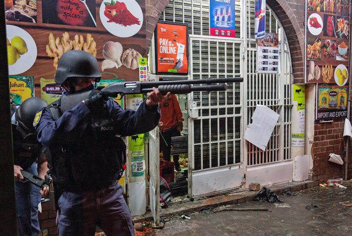 Un policía de Sudáfrica durante los disturbios en Johanesburgo en el marco de las protestas para exigir la liberación del expresidente Jacob Zuma