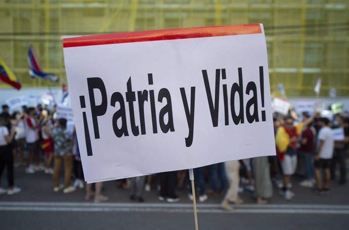 Decenas de personas durante una concentración promovida por Vox, en apoyo a las protestas en Cuba, ante la embajada de Cuba en España, a 12 de julio de 2021, en Madrid (España). La convocatoria de la protesta ha sido difundida durante el día de hoy por 