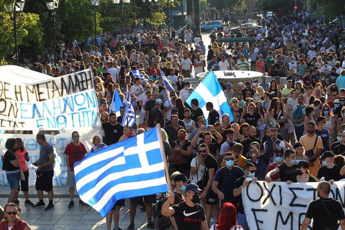 14 July 2021, Greece, Athens: Anti-vaccine protesters take part in a rally after the government announced mandatory vaccinations for certain sectors. Photo: Aristidis Vafeiadakis/ZUMA Wire/dpa