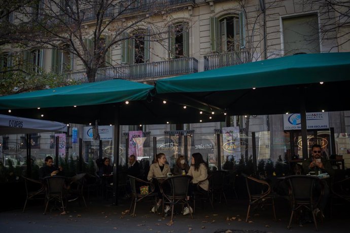 Archivo - Arxivo - Diverses persones en una terrassa durant el primer dia de l'inici del primer tram de la desescalada de la segona ona pel coronavirus a Barcelona, Catalunya (Espanya), a 23 de novembre de 2020