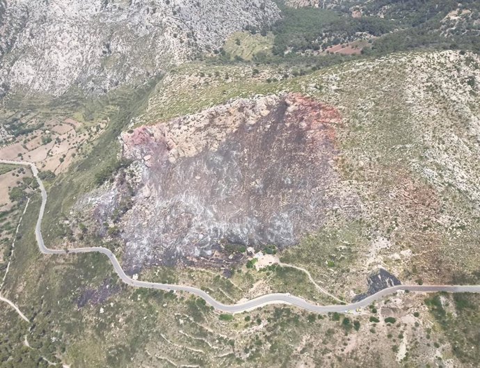Sucesos.- Extinguido el incendio forestal del Coll de sa Gramola tras quemar siete hectáreas de pinar