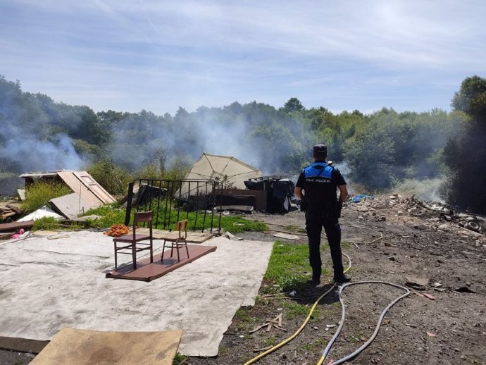 La Policía Local de Lugo acude a un incendio en el poblado de O Carqueixo.
