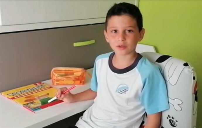 Un niño de 7 años manda mensajes de ánimo a los pacientes pediátricos del Hospital de Fuenlabrada
