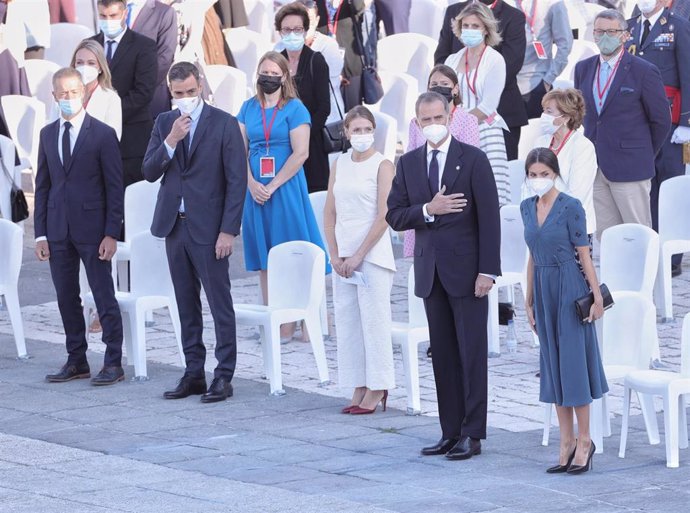 (I-D) El presidente del Senado, Ander Gil; el presidente del Gobierno, Pedro Sánchez y los Reyes, Felipe VI y Letizia, durante el acto de homenaje de Estado a las víctimas de la enfermedad por coronavirus y de reconocimiento al personal sanitario, en la