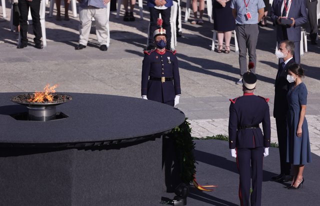 Los Reyes, Felipe VI y Letizia, en la llama en homenaje a las víctimas del coronavirus, durante el acto de homenaje de Estado