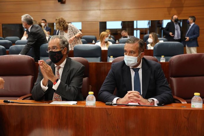 El consejero de Educación, Universidades, Ciencia y portavoz del Gobierno, Enrique Ossorio (i) y el consejero de Presidencia, Justicia e Interior de la Comunidad de Madrid, Enrique López, durante una sesión plenaria en la Asamblea de Madrid, a 15 de jul