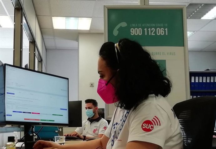 Sanitarios atendiendo la línea Covid-19