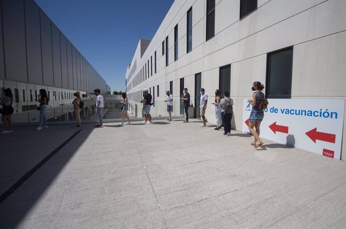 Un grupo de jóvenes esperan para recibir la primera dosis de la vacuna Pfizer en el Hospital Zendal 