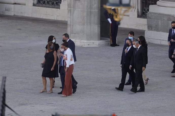 La presidenta de La Rioja, Concha Andreu, con otros presidentes autonómicos, a su llegada al acto de homenaje a las víctimas del coronavirus en el Palacio Real.