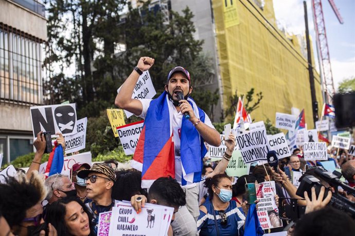 Varias personas se concentran ante la Embajada de Cuba en Madrid en contra del régimen comunista del Gobierno cubano, a 13 de julio de 2021, en Madrid (España). Convocada por la Alianza Iberoamericana Europea contra el comunismo con el lema  por la li