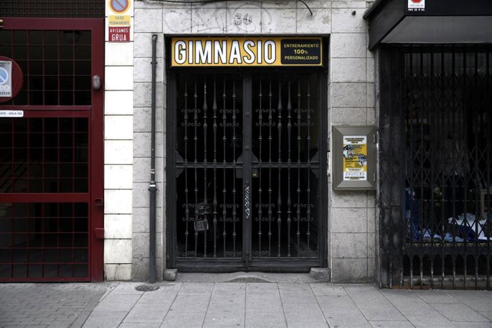 Archivo - Gimnasio cerrado en Madrid un día después de que la Federación Nacional de Empresarios de Instalaciones Deportivas (Fneid) haya calificado de "absolutamente necesaria" la adopción de medidas que contribuyan a garantizar la supervivencia del se