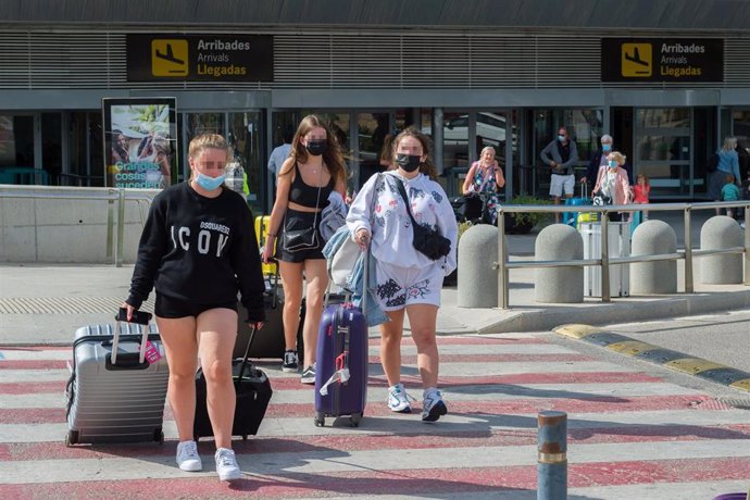 Pasajeros procedentes de un vuelo con origen Gran Bretaña salen del Aeropuerto de Ibiza.