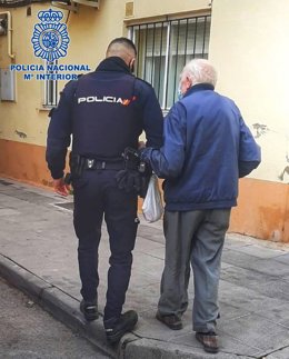 Un agente auxilia a una persona de avanzada en Almería