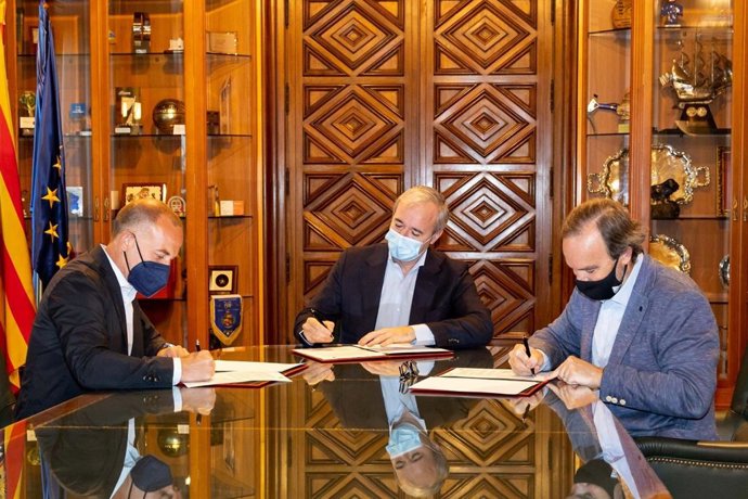 Firma del acuerdo de patrocinio entre Zaragoza Turismo y el Real Zaragoza.
