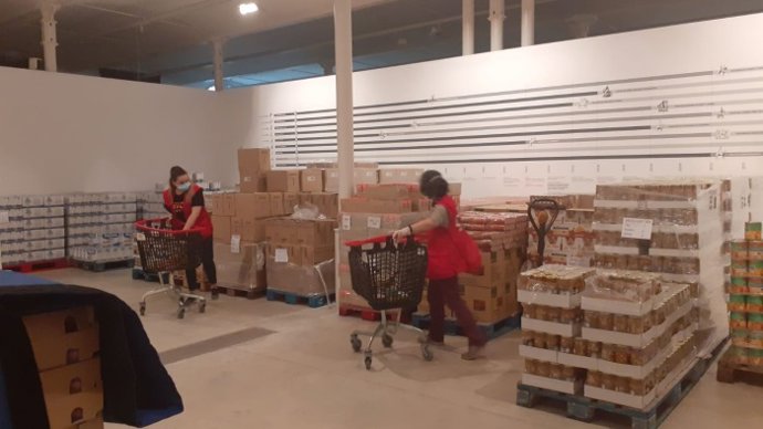 Archivo - Reparto de alimentos en L'Hospitalet de Llobregat (Barcelona) - Archivo