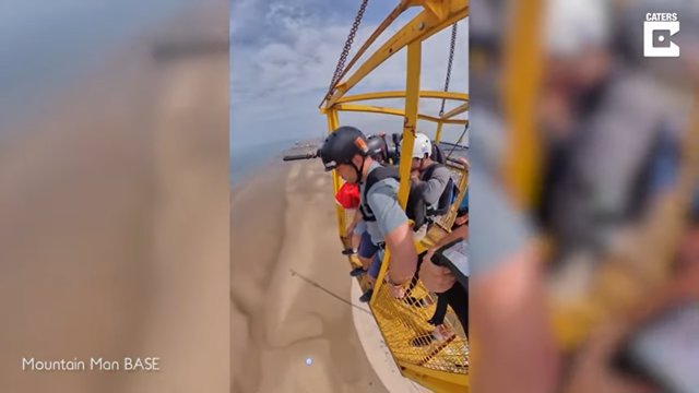 Estos hombres saltan desde una grúa de 120 metros para aterrizar en la playa de Blackpool, en Inglaterra