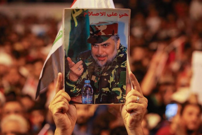 Archivo - Imagen del clerígo chií iraquí Muqtada al Sadr