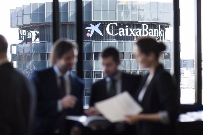 Archivo - Varios empleados de CaixaBank