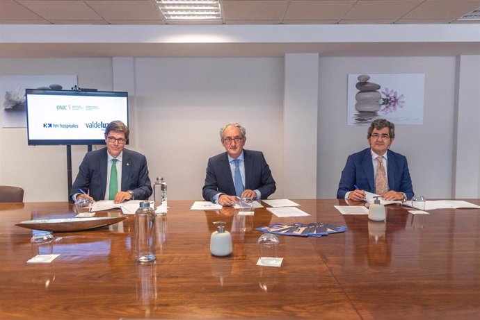 De izquierda a derecha: Jaime González Rodríguez, consejero delegado de Valdeluz Mayores; Tomás Cobo Castro, presidente del Consejo General de Colegios Oficiales Médicos de España; y Juan Abarca Cidón, presidente de HM Hospitales