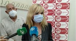 Carmen Castilla atiende a los periodistas en Cádiz
