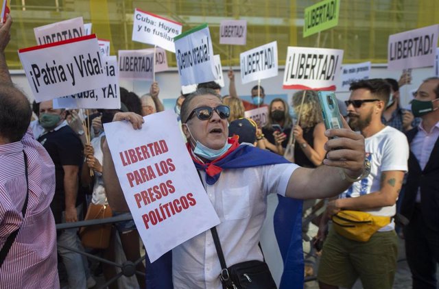 Decenas de personas protestan contra el Gobierno cubano.
