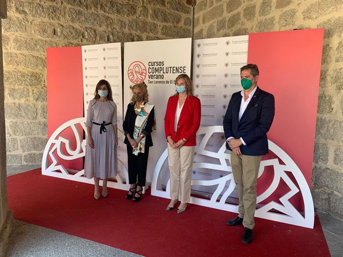 La consejera de Medio Ambiente de la Comunidad de Madrid, Paloma Martín, de rojo, entre otros participantes en un curso de verano de l Universidad Complutense de Madrid sobre el destino de los fondos europeos