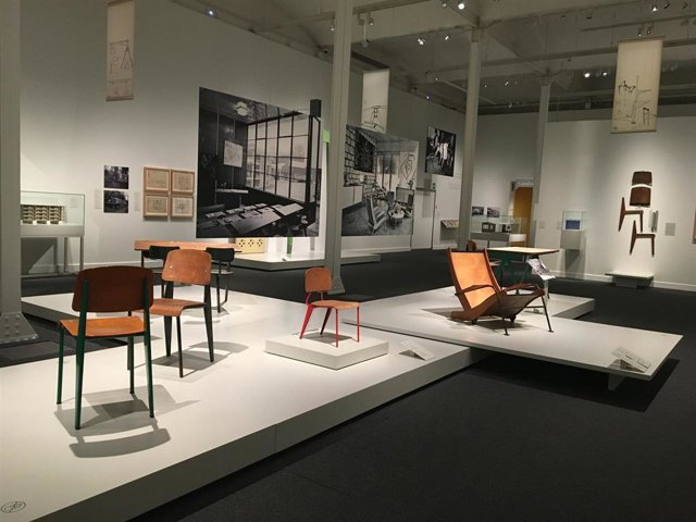 La exposición 'El universo de Jean Prouvé. Arquitectura/Industria/Mobiliario' en CaixaForum Barcelona.