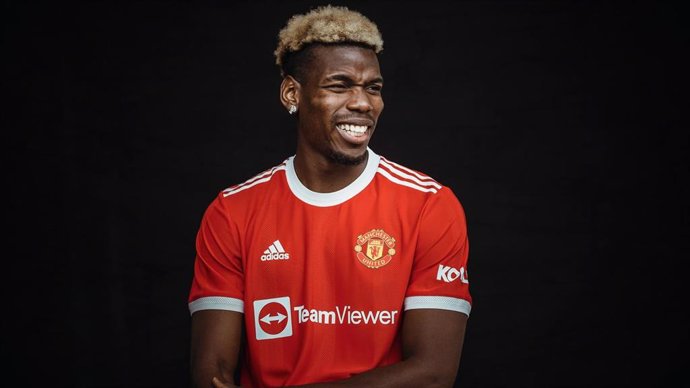 Paul Pogba posa con la camiseta del Manchester United para la temporada 2021-22.