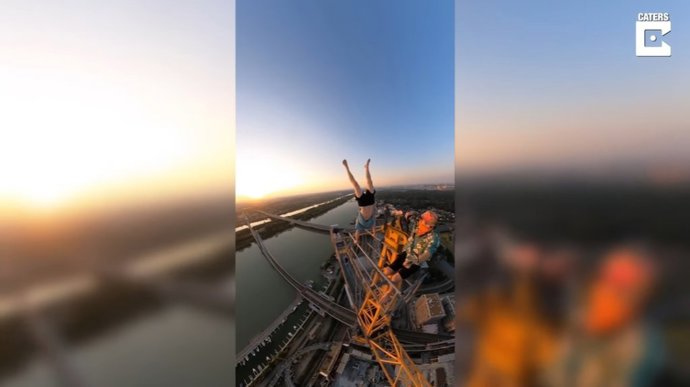 Manuel Opancar, el suizo de 21 años que acumula seguidores poniéndose en situaciones peligrosas, hace el pino en una grúa