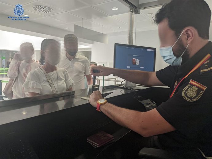 La Policía Nacional refuerza los controles fronterizos y detiene a cinco personas.