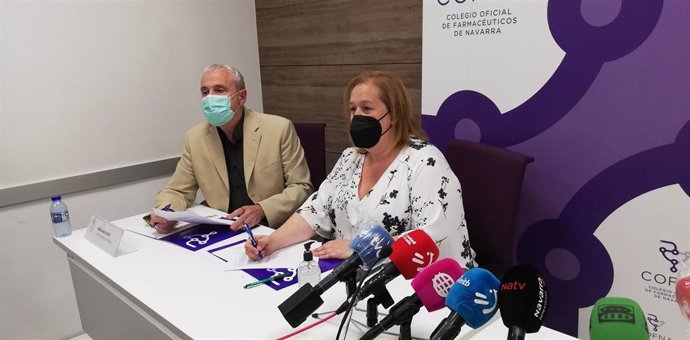 El director general de Salud, Carlos Artundo, y la presidenta del Colegio Oficial de Farmacéuticos de Navarra, Marta Galipienzo, firman un convenio para la realización de autotest de Covid-19 en farmacias
