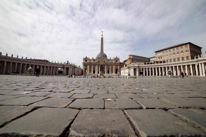 Archivo - 07 April 2021, Vatican, Vatican City: A general view of Saint Peter's Square as it appears almost empty due to continuing restrictions to combat the coronavirus pandemic. Photo: Evandro Inetti/ZUMA Wire/dpa
