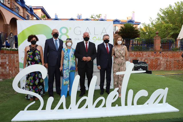 El presidente de la Diputación, Antonio Ruiz (tercero por la dcha.) en la Gala de la Subbética