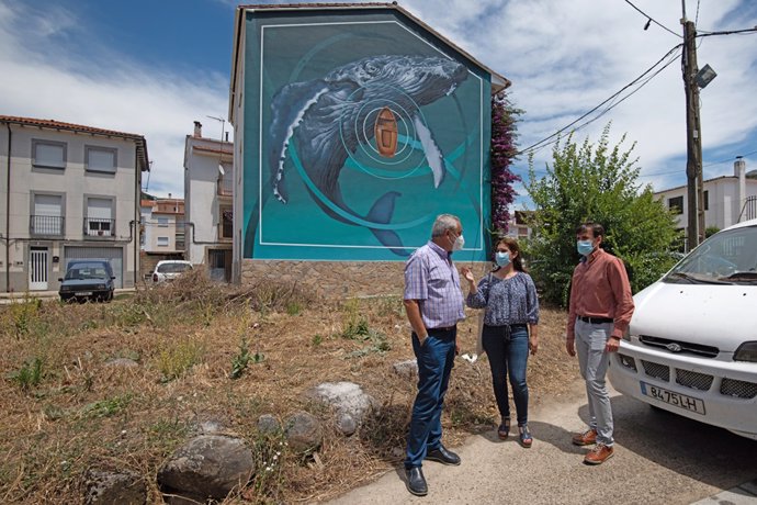 Navaconcejo (Cáceres) luce "muros críticos" en sus calles que se unen a sus piscinas naturales como reclamo turístico