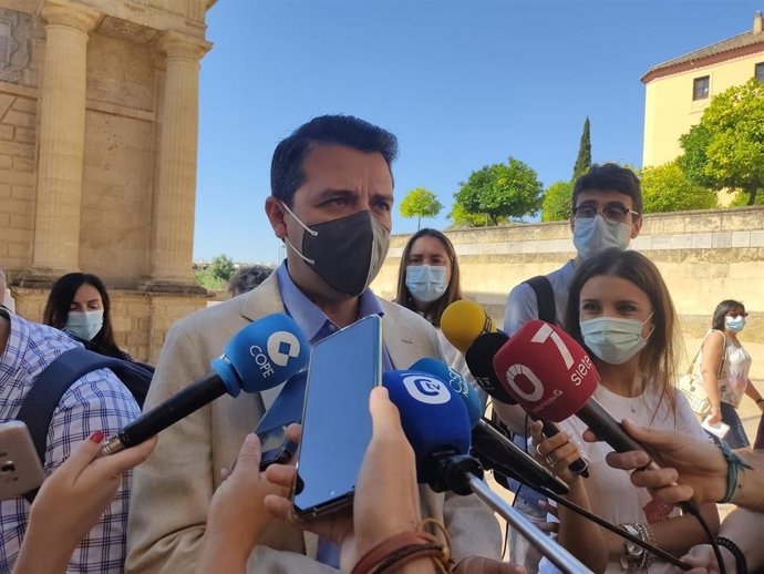 El alcalde de Córdoba, José María Bellido, atiende a los periodistas junto a la Puerta del Puente, en el casco histórico de Córdoba.