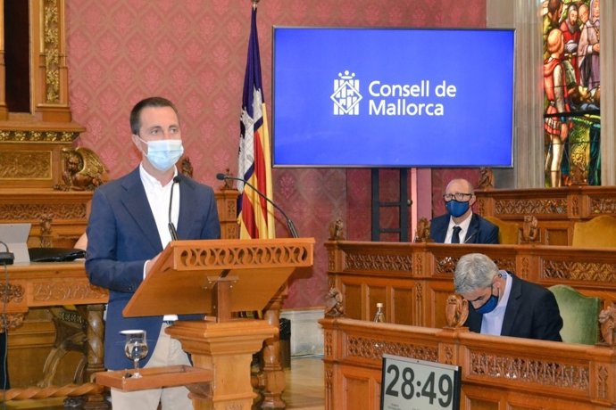 El portavoz del PP en el Consell de Mallorca, Lloren Galmés, durante su intervención.