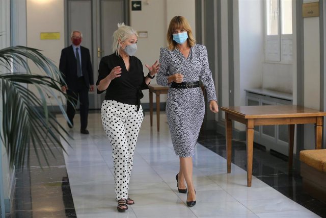 La ministra de Educación y FP, Pilar Alegría (d), y la presidenta del Consejo Escolar del Estado, Encarna Cuenca (i), antes de la celebración del Pleno del Consejo Escolar del Estado de este jueves 15 de julio de 2021 en Madrid