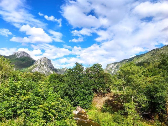 Archivo - Picos de Europa desde Arenas de Cabrales.