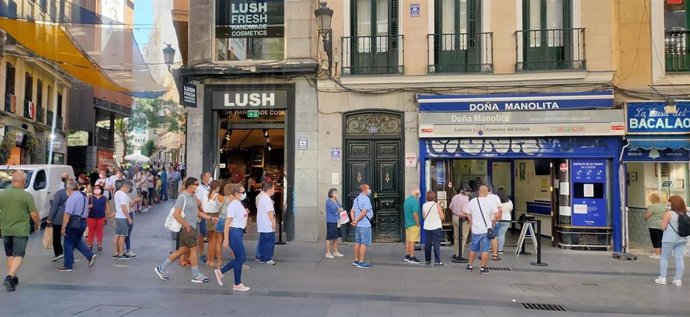 Largas colas en la popular administración