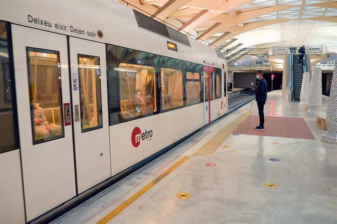 Una persona con discapacidad en una estación de Metrovalencia